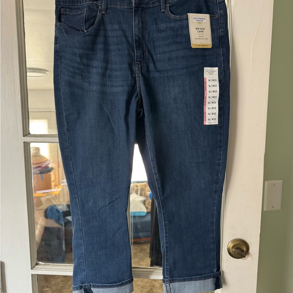 Levi's Mid Rise Capri Jeans in Blue